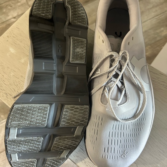 ON CLOUD RUNNING SHOES - Picture 2 of 6